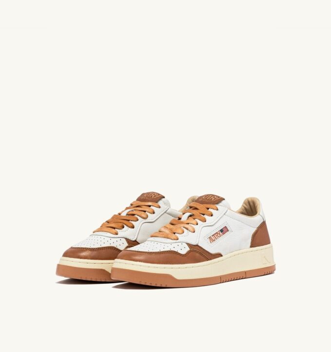 MEDALIST LOW SNEAKERS IN WHITE AND SANDSTORM LEATHER