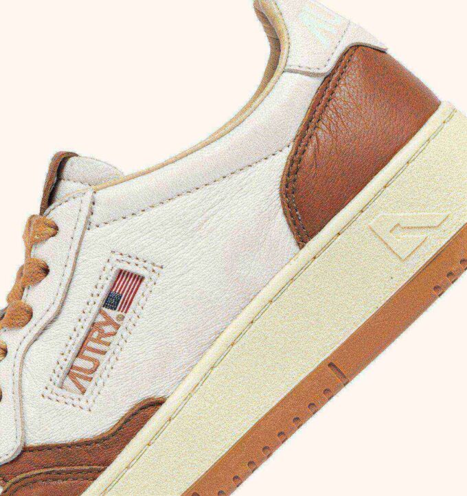 MEDALIST LOW SNEAKERS IN WHITE AND SANDSTORM LEATHER