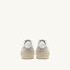 BASKETS MEDALIST LOW EN CUIR BLANC ET DAIM BEIGE