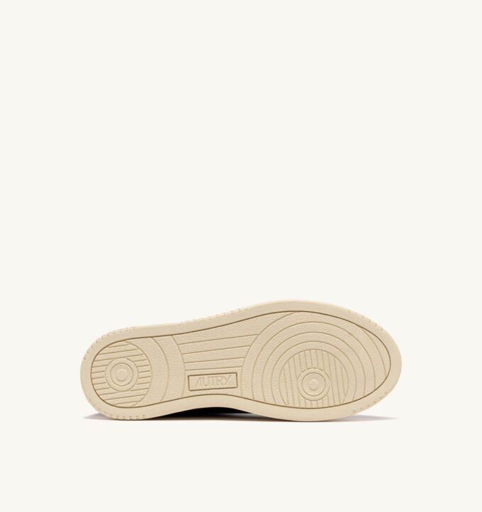 MEDALIST LOW SUPER SOFT SNEAKERS IN BLACK LEATHER