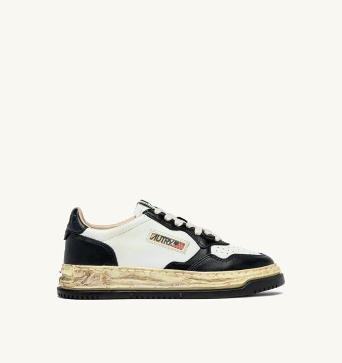 MEDALIST LOW SUPER VINTAGE ‘Autry x Maison MIHARA YASUHIRO General Scale.’ SNEAKERS IN WHITE AND BLACK LEATHER