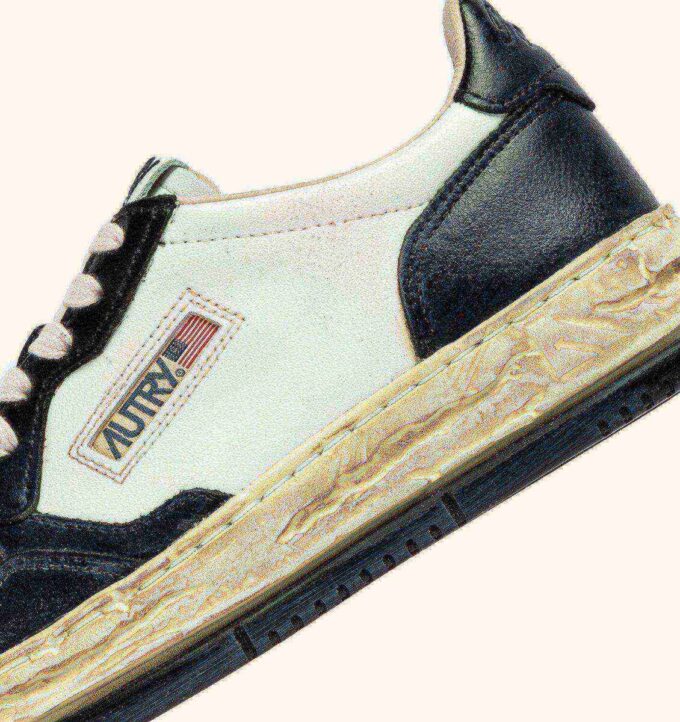 MEDALIST LOW SUPER VINTAGE ‘Autry x Maison MIHARA YASUHIRO General Scale.’ SNEAKERS IN WHITE AND BLACK LEATHER