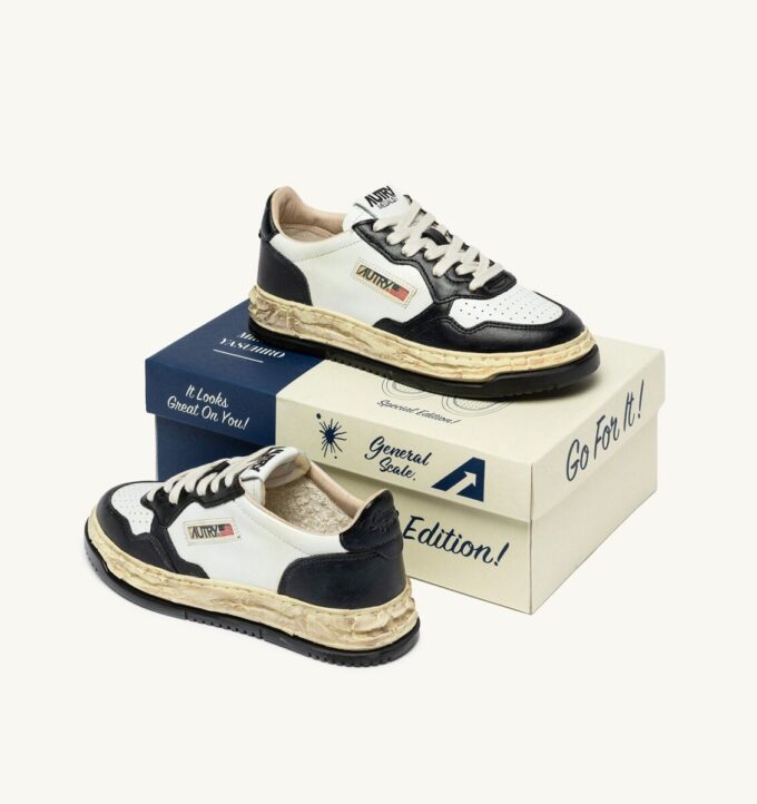MEDALIST LOW SUPER VINTAGE ‘Autry x Maison MIHARA YASUHIRO General Scale.’ SNEAKERS IN WHITE AND BLACK LEATHER