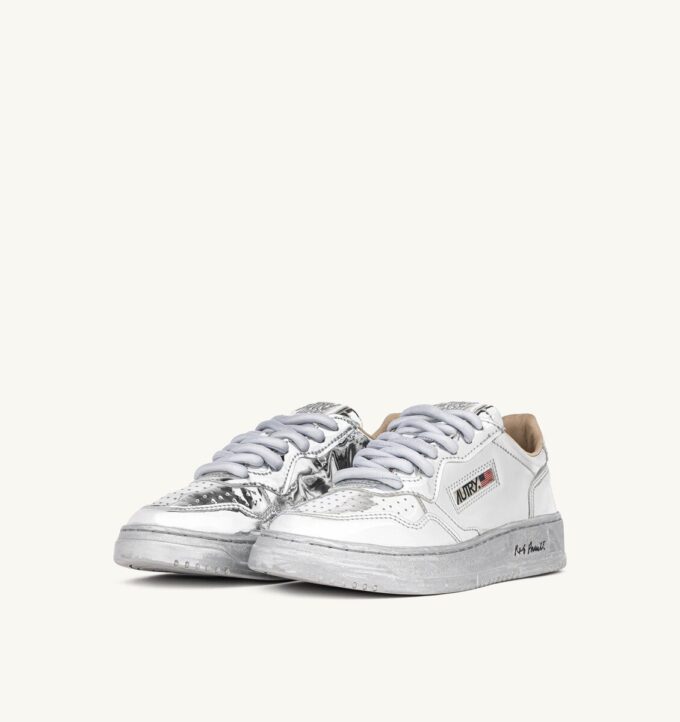 MEN’S ‘ROB PRUITT’ MIRROR-FINISH MEDALIST LOW SNEAKERS MEN’S ‘ROB PRUITT’ MIRROR-FINISH MEDALIST LOW SNEAKERS