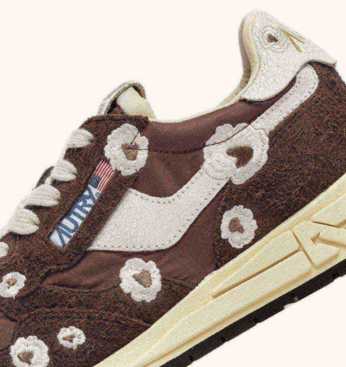 REELWIND LOW SNEAKERS IN EBONY AND WHITE EMBROIDERY